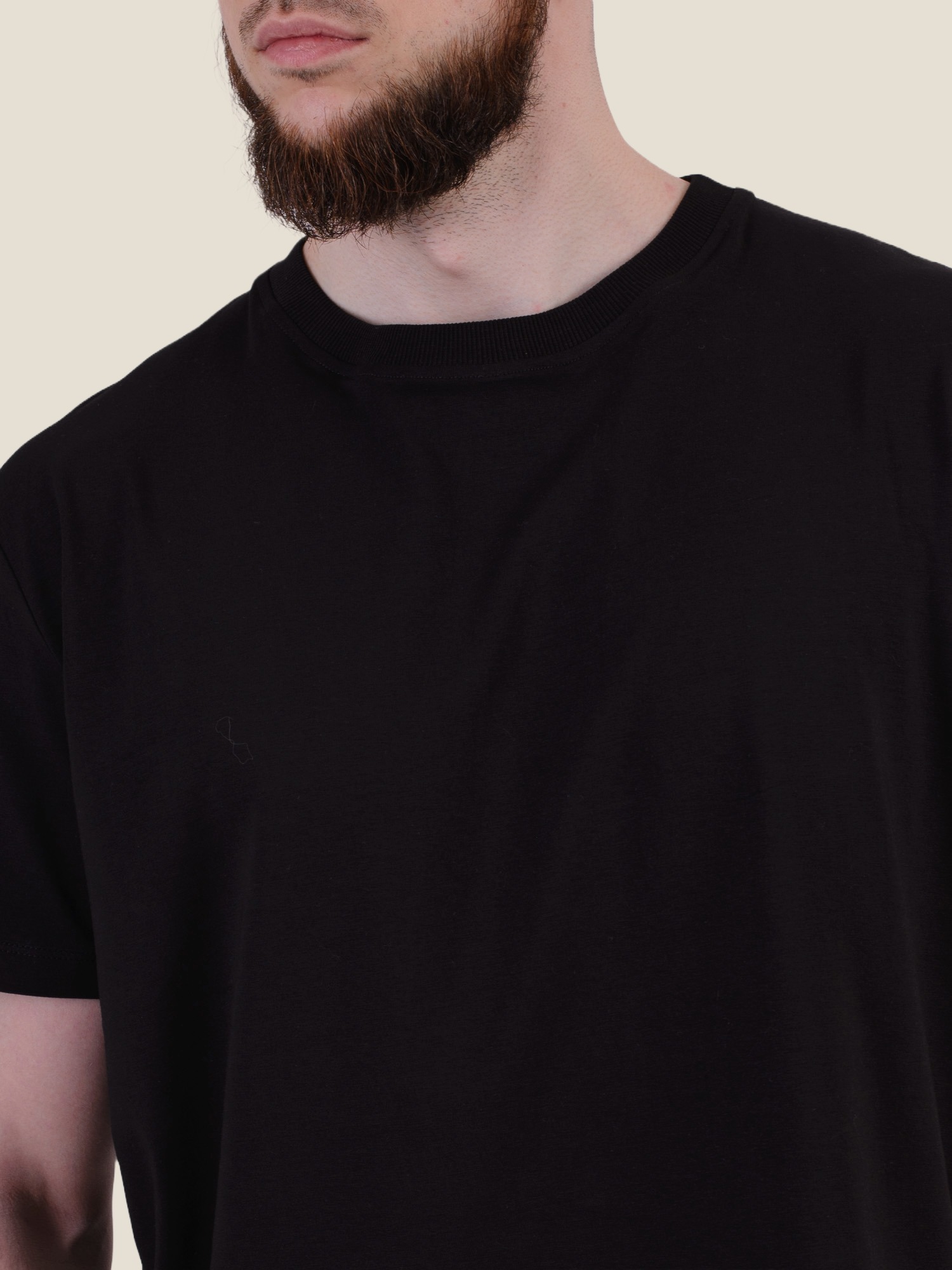 Футболка чорна однотонна